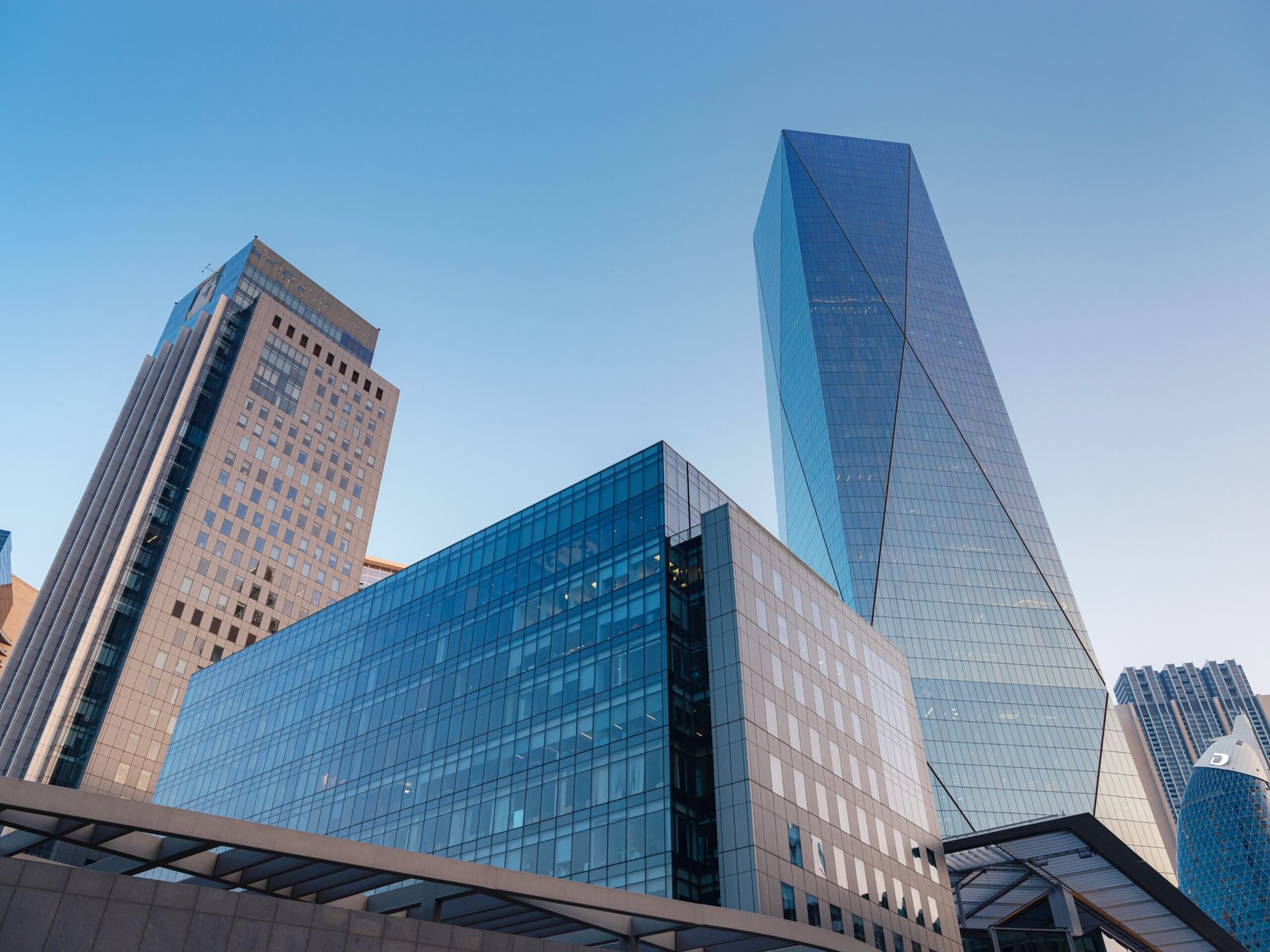 International city skyline representing global project markets