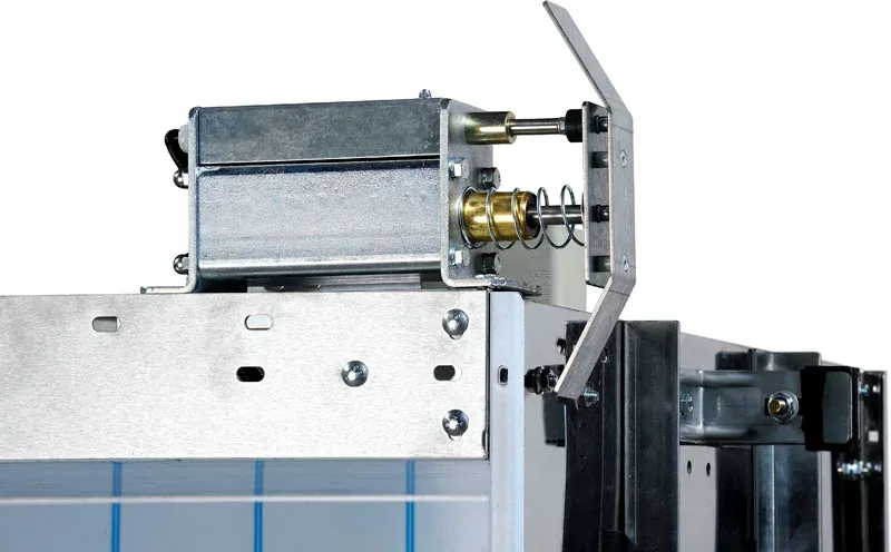 Mechanical door actuator and linkage on a small goods lift